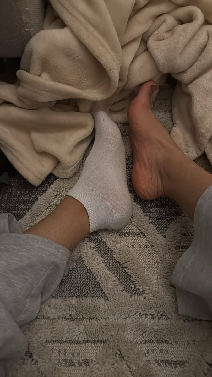 idk_no_moree's tweet photo. مين يحس حياته ماتسوى قدام ر��ولي ويبي يخدمني لين يموت ويشتغل عشان متعتي وسعادتي وحلمه وهدفه يحط وجهه عند رجولي 
#ديوت_بدويٌّْ #كلبه_خاضعة #سالب_الرياضِ #سالب_جدة #موجب_الرِياض #موجب_جدة https://t.co/6x1UXVS1WG