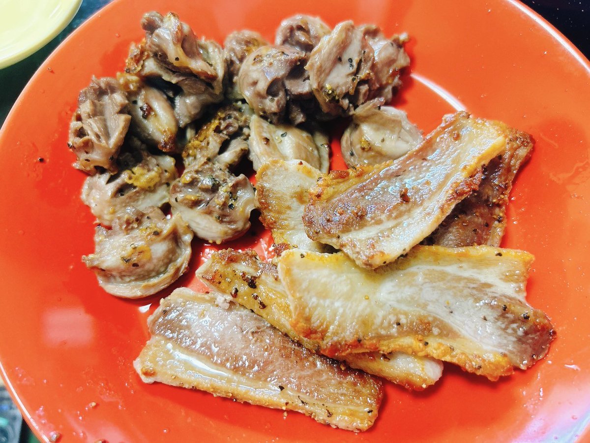 harurusolo's tweet photo. 面倒やから鍋またはパスタ✖️面倒やから最悪の副菜🟰最高の気分☀️

味が濃いだけじゃなく色が濃いのも美味しいよなぁ…筋トレで誤魔化しまーす(c" ತ,_ತ)笑

#おうちごはん
#料理好きな人と繋がりたい 
#料理記録
#料理男子
#手料理
#筋トレ https://t.co/07dpii1ze6