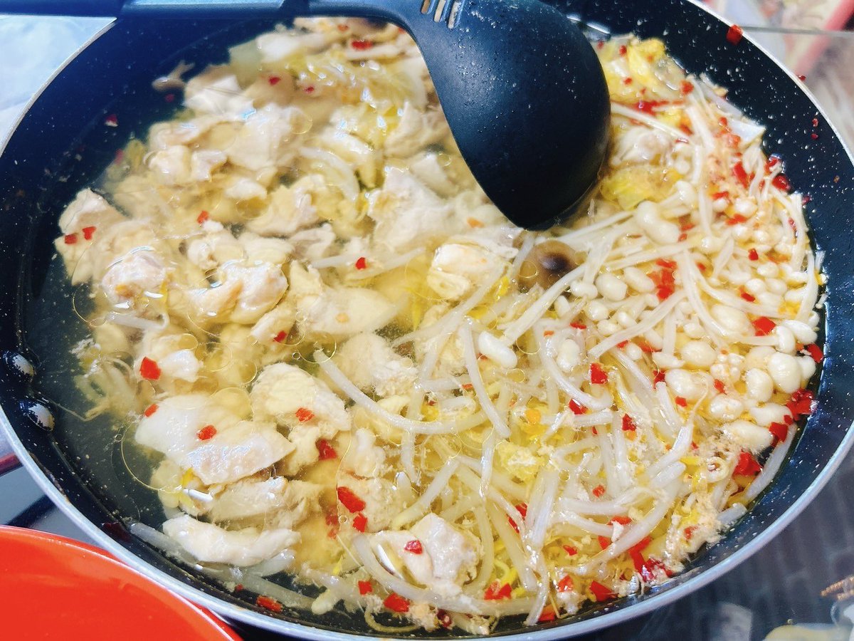 harurusolo's tweet photo. 面倒やから鍋またはパスタ✖️面倒やから最悪の副菜🟰最高の気分☀️

味が濃いだけじゃなく色が濃いのも美味しいよなぁ…筋トレで誤魔化しまーす(c" ತ,_ತ)笑

#おうちごはん
#料理好きな人と繋がりたい 
#料理記録
#料理男子
#手料理
#筋トレ https://t.co/07dpii1ze6