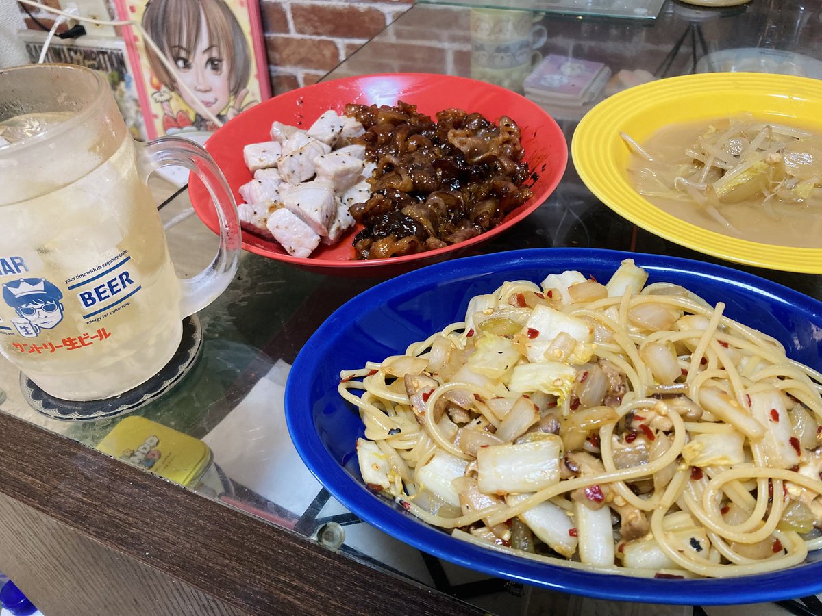 harurusolo's tweet photo. 面倒やから鍋またはパスタ✖️面倒やから最悪の副菜🟰最高の気分☀️

味が濃いだけじゃなく色が濃いのも美味しいよなぁ…筋トレで誤魔化しまーす(c" ತ,_ತ)笑

#おうちごはん
#料理好きな人と繋がりたい 
#料理記録
#料理男子
#手料理
#筋トレ https://t.co/07dpii1ze6