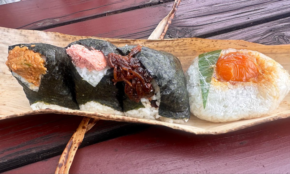 petit_obama's tweet photo. #OnigiriAction
旅先でいただいたおにぎり🍙
ねぎ味噌、焼きたらこ、はまぐりの佃煮、月見肉そぼろ😋美味しすぎた✨ https://t.co/QYZlpehJyK
