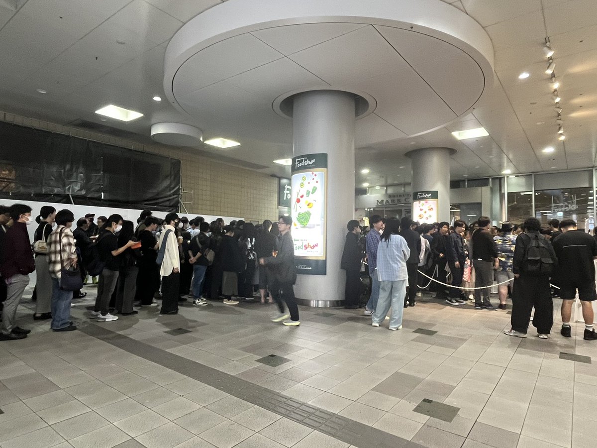 figure_tk's tweet photo. 予め待機列作らずに配布時間になった瞬間から配り始めたから押し合い地獄になってて草

#PSYREN
#つ・な・が・る公衆電話 https://t.co/YioiZcNh1Q