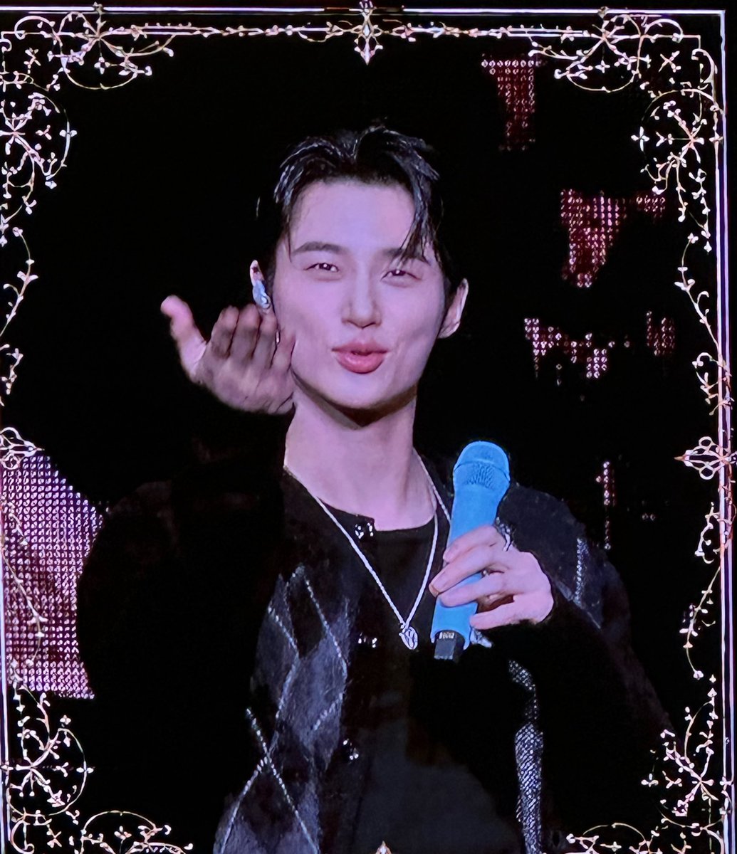 dhkstjd01's tweet photo. This man really knows how to make people go crazy(positive) 

That heart plus wink combo 🫠

#BYEONWOOSEOK #변우석  #TheSecretLibrary_in_Manila https://t.co/HAKlFN6K3B
