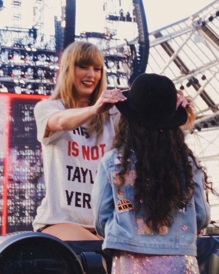 cowgirlikemary's tweet photo. there’s only me and you ♡ 

i dream with the day im going to hug them :”) https://t.co/cy53GWRXeq