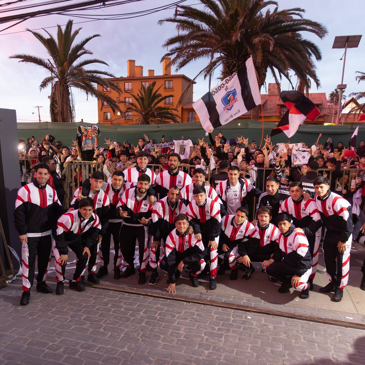 ColoColo's tweet photo. 𝐒𝐎𝐌𝐎𝐒 𝐂𝐇𝐈𝐋𝐄 🏆🇨🇱

¡Gracias, Cuarta Región, por el cariño y el apoyo de siempre! 🤍🖤 https://t.co/Fl652e8k0V
