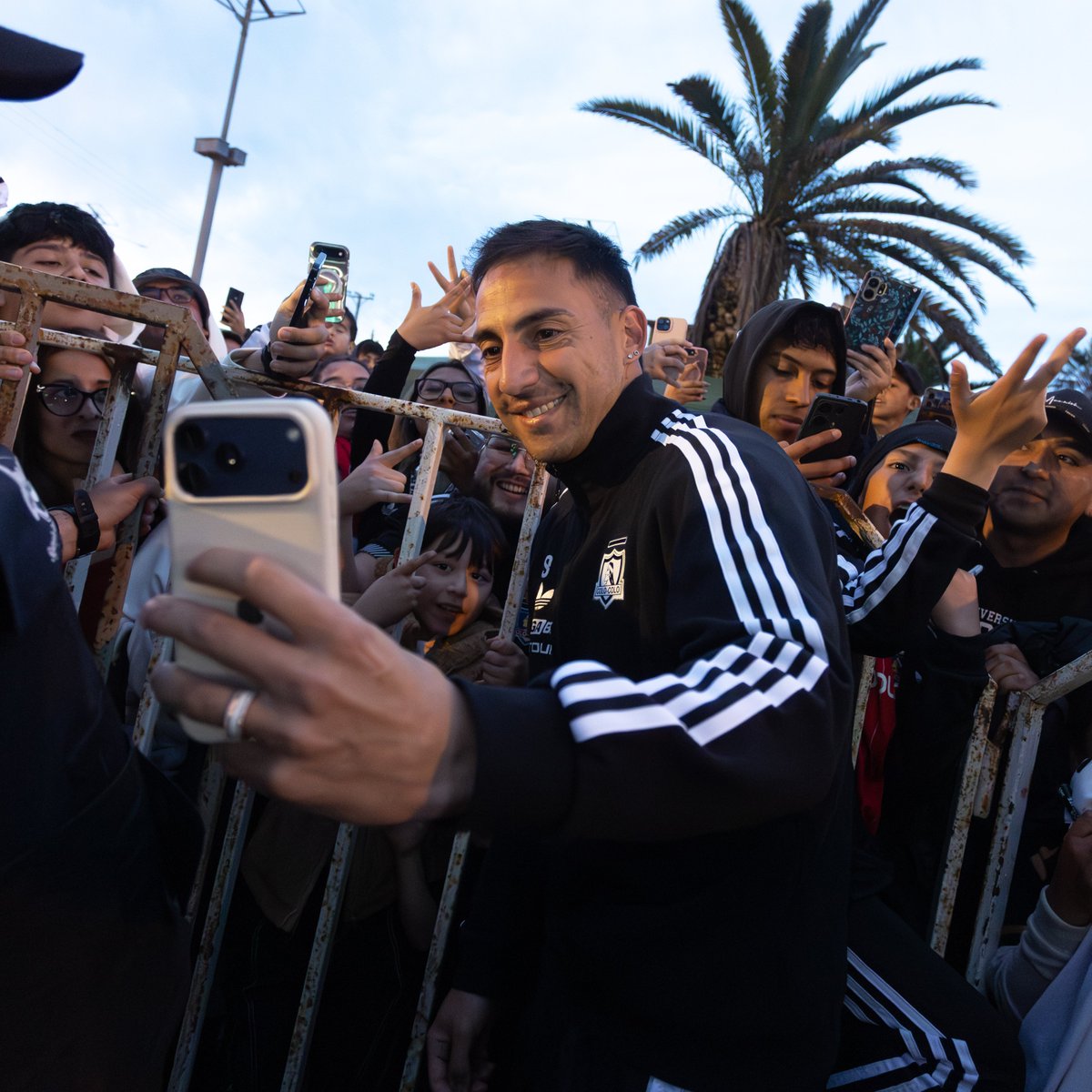 ColoColo's tweet photo. 𝐒𝐎𝐌𝐎𝐒 𝐂𝐇𝐈𝐋𝐄 🏆🇨🇱

¡Gracias, Cuarta Región, por el cariño y el apoyo de siempre! 🤍🖤 https://t.co/Fl652e8k0V