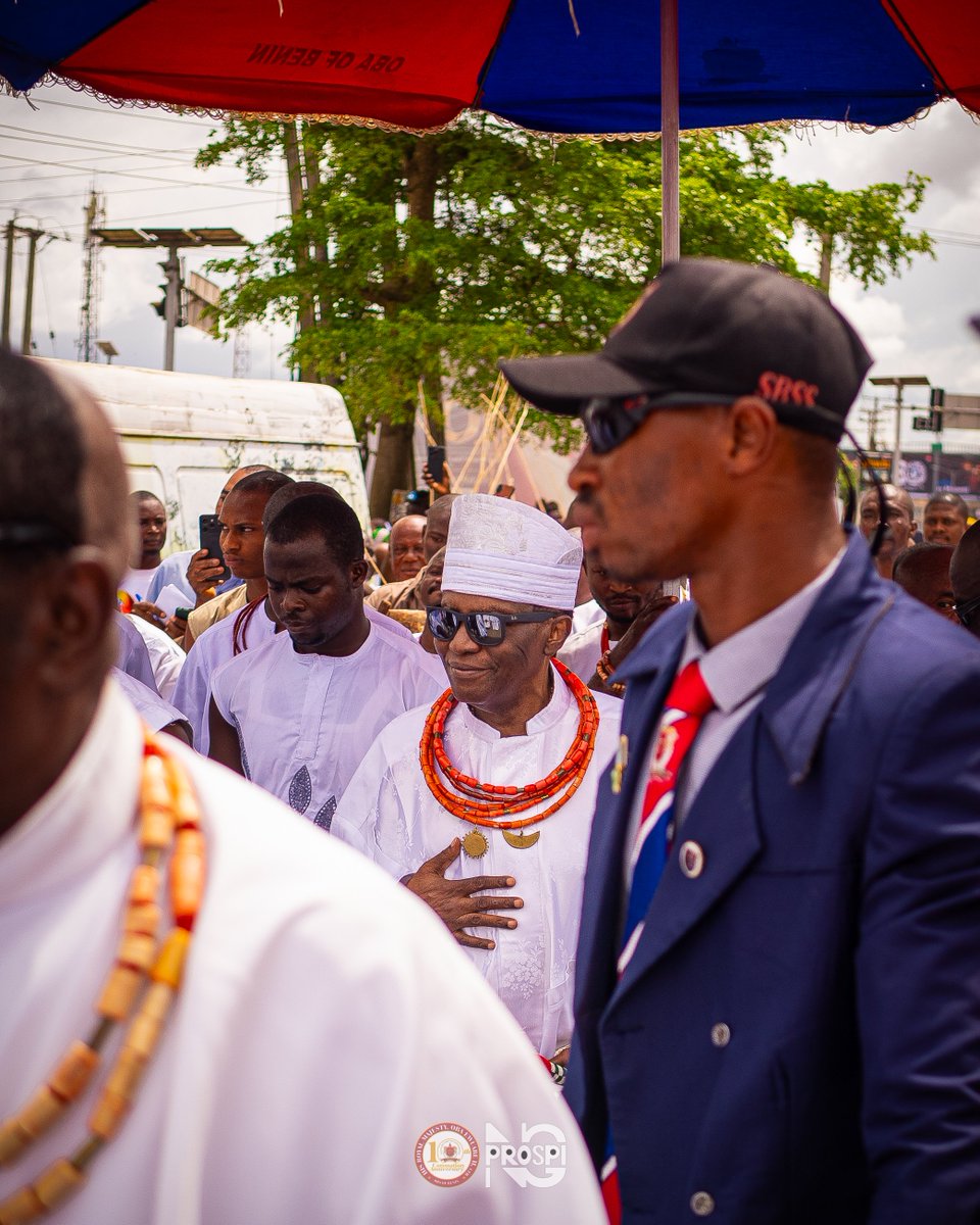 Prospi_ng's tweet photo. The Oba of Benin on the 10th year coronation anniversary, Omo N’Oba N’Edo Uku Akpolokpolo, Oba Ewuare II, CFR. 
Oba ghatokpere ise!!! 👑

PC:@prospi_ng

#ObaEwuareII 
#10thcoronationanniversary
#edoculture
#beninheritage https://t.co/d7rpjm77bF