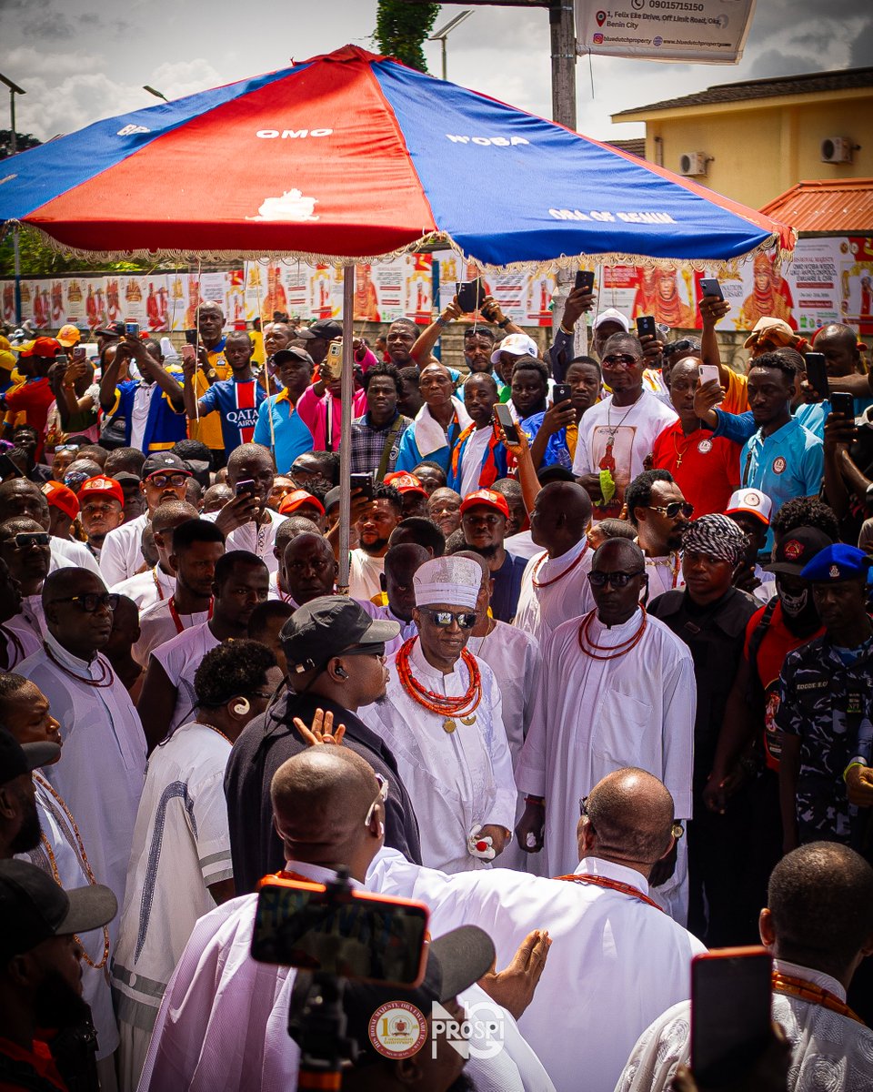 Prospi_ng's tweet photo. The Oba of Benin on the 10th year coronation anniversary, Omo N’Oba N’Edo Uku Akpolokpolo, Oba Ewuare II, CFR. 
Oba ghatokpere ise!!! 👑

PC:@prospi_ng

#ObaEwuareII 
#10thcoronationanniversary
#edoculture
#beninheritage https://t.co/d7rpjm77bF