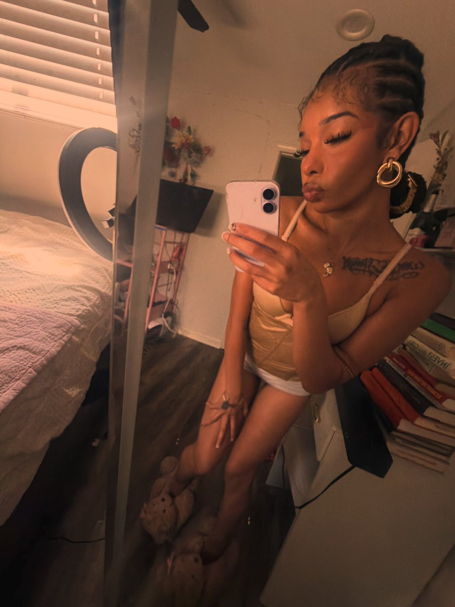callmelycibaby's tweet photo. Attention Pays 🫴💋 https://t.co/8W1JapvMeQ