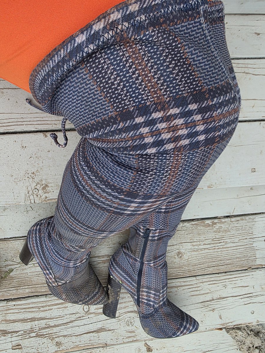 Gingarmada's tweet photo. Today's boots! For the most part I go with more practical footwear... but sometimes I see a ridiculous pair I can't resist, such as these. I tried to wear them the other day, had them on for maybe 20 mins, and my feet were killing me 🤣. Love them, but can't wear for long. https://t.co/gqlmpP4ocv