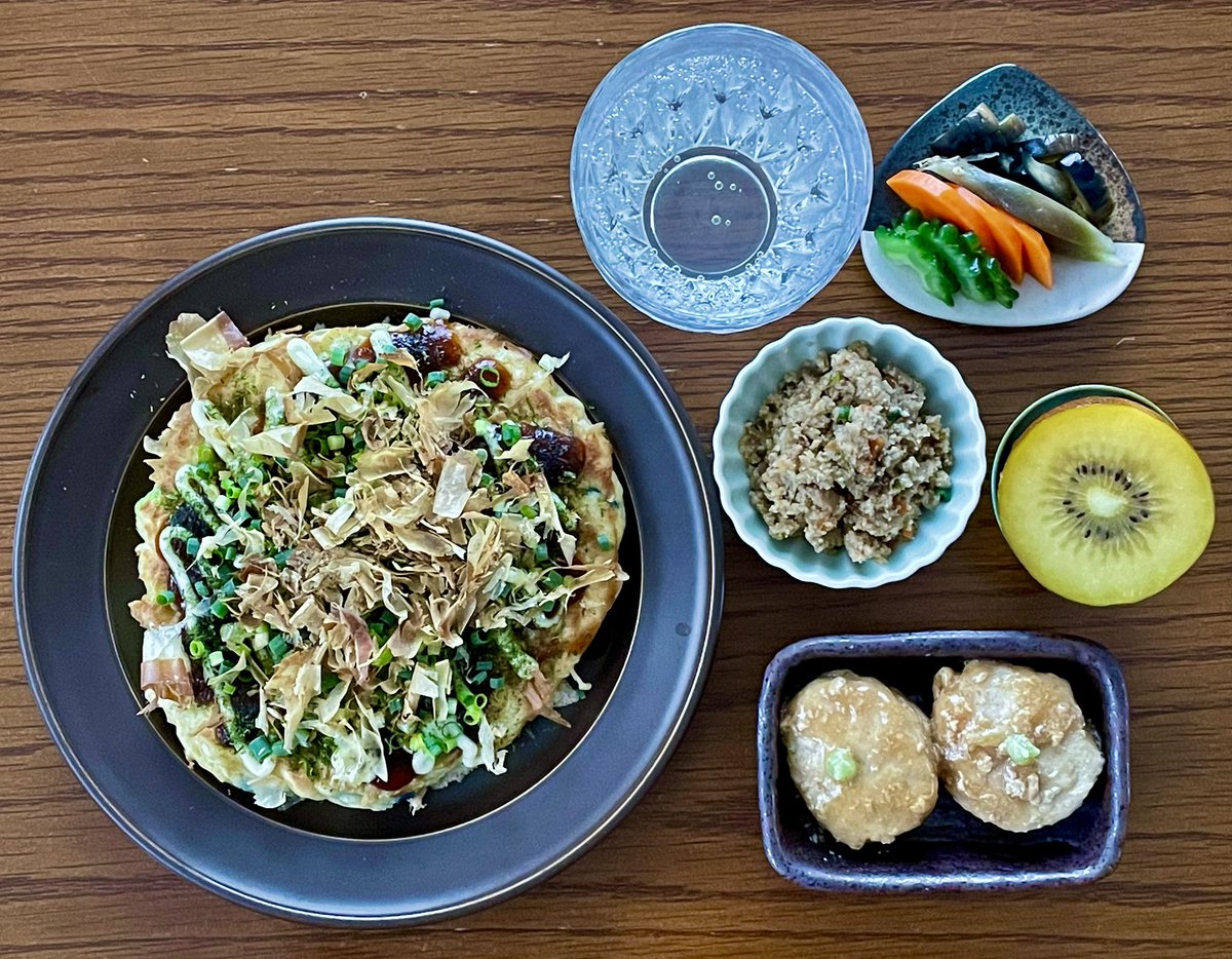 V0113's tweet photo. 朝ごはん！

#おうちごはん
#朝ごはん
#料理好き
#梅酢炭酸水
#お好み焼き
#おから
#ぬか漬け
#キウイ
#つくね
#腸活 https://t.co/6CEFz9P1M5