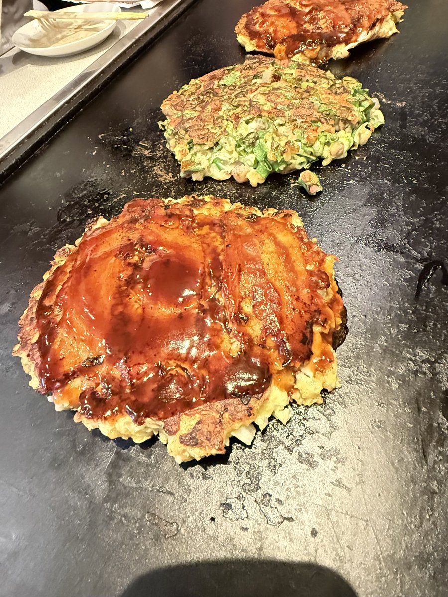 PONMAM2005's tweet photo. （大阪旅行1日目）
大阪に来たら必ず立ち寄るお好み焼き屋さん。
鶴見区の住宅街にある
「名月」さん。
観光客は殆どいなくて、おそらく地元の人が行かれてる印象。
昔たまたま見つけて入ったら凄く美味しくて😊
ミックス玉とネギ焼きスジコンとミックス焼きそばを注文。 https://t.co/X0G2pxl9RB