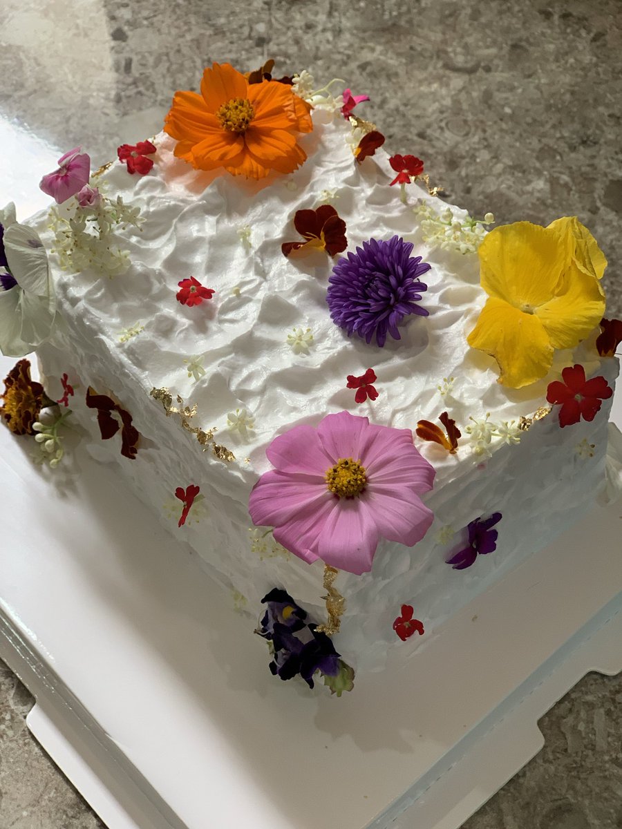 vellenachor's tweet photo. klo gua punya pacar, lu wajib cobain cake bikinan gua https://t.co/janQQvLX3A