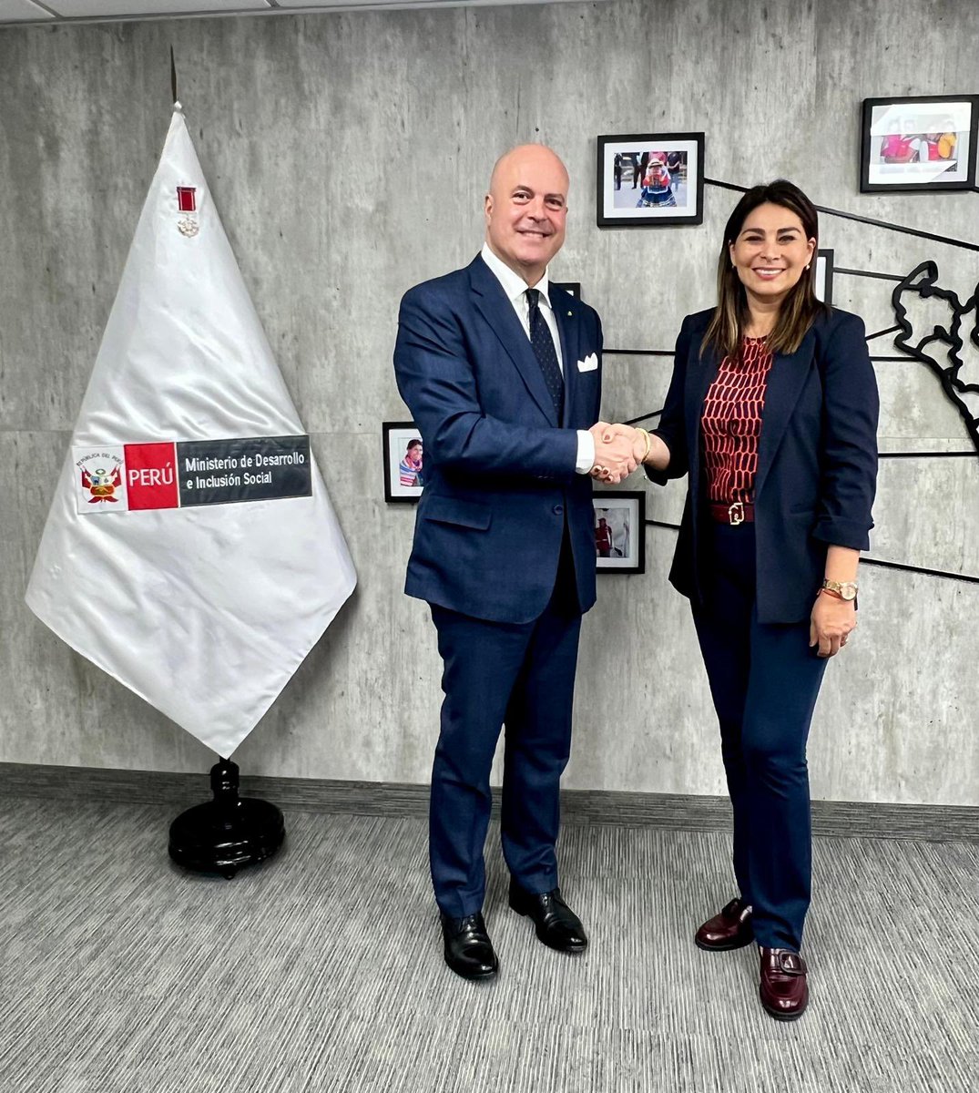 ItalyInPeru's tweet photo. 🇮🇹🤝🇵🇪 El Embajador @massi_mazzanti se reunió con la Ministra del @MidisPeru, Maritza Canales, en un diálogo centrado en proyectos de alto impacto social y de género, la lucha contra la pobreza y la cooperación para contrarrestar los efectos del fenómeno de El Niño. 🌱 https://t.co/hSZubaNGDu