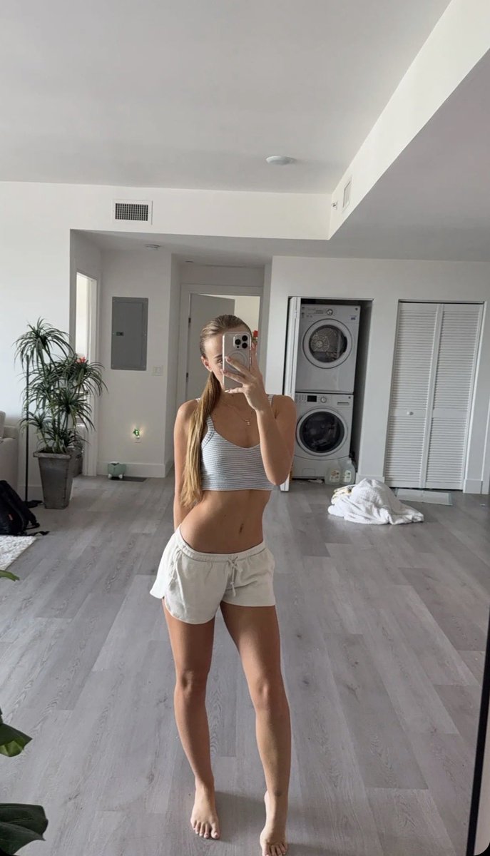 princesskylado's tweet photo. Caged boys are good cucks under my feet https://t.co/2Gn1cMUqyu