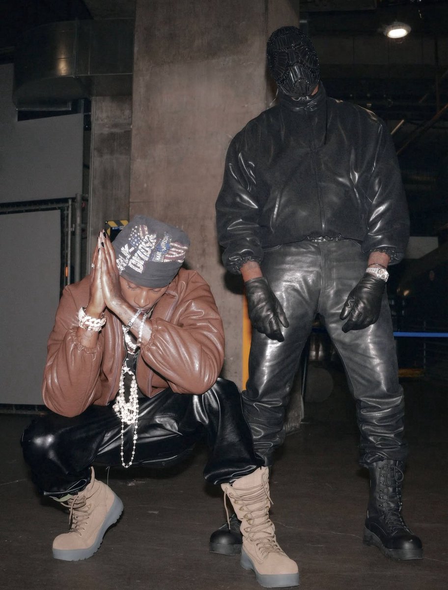 yzyjohnny's tweet photo. Playboi Carti and Ye wearing unreleased Yeezy backstage at Complex Con

“FAMILY” - Carti on the yvlatlanta Instagram https://t.co/9zcg5Ob4fO