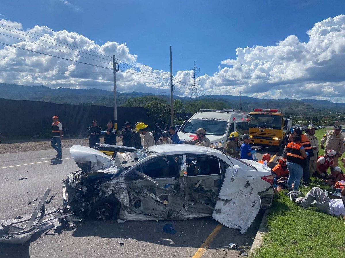 masntvhn's tweet photo. ¡CUATRO HERIDOS EN ACCIDENTE VIAL EN AMARATECA! 

🔴 Cuatro personas resultaron heridas tras un accidente entre un pick-up y un turismo en el sector de Amarateca, carretera al norte de Honduras. 

🟢 WhatsApp 👉🏽 https://t.co/HGacYTLPZy

#MásNoticiasTV #MNTV #NoticiasHonduras #Canal39 #AccidenteVial #Amarateca