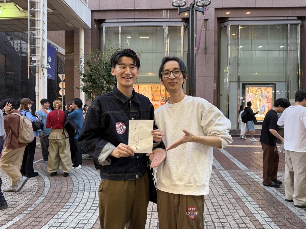 Attu4211's tweet photo. MCでも言いましたが、朝早くから見に来てくださった皆さんのおかげで夜ステ立つことができました😭
ちなみに昼間のステージで総帥からもらった秘伝書はDoctor Youの楽譜でした💉
ナイスセンス👍@imaryo_smile 
P.S @ShowTngu29323おめでとうございます🎉 https://t.co/n8p6o15Zec