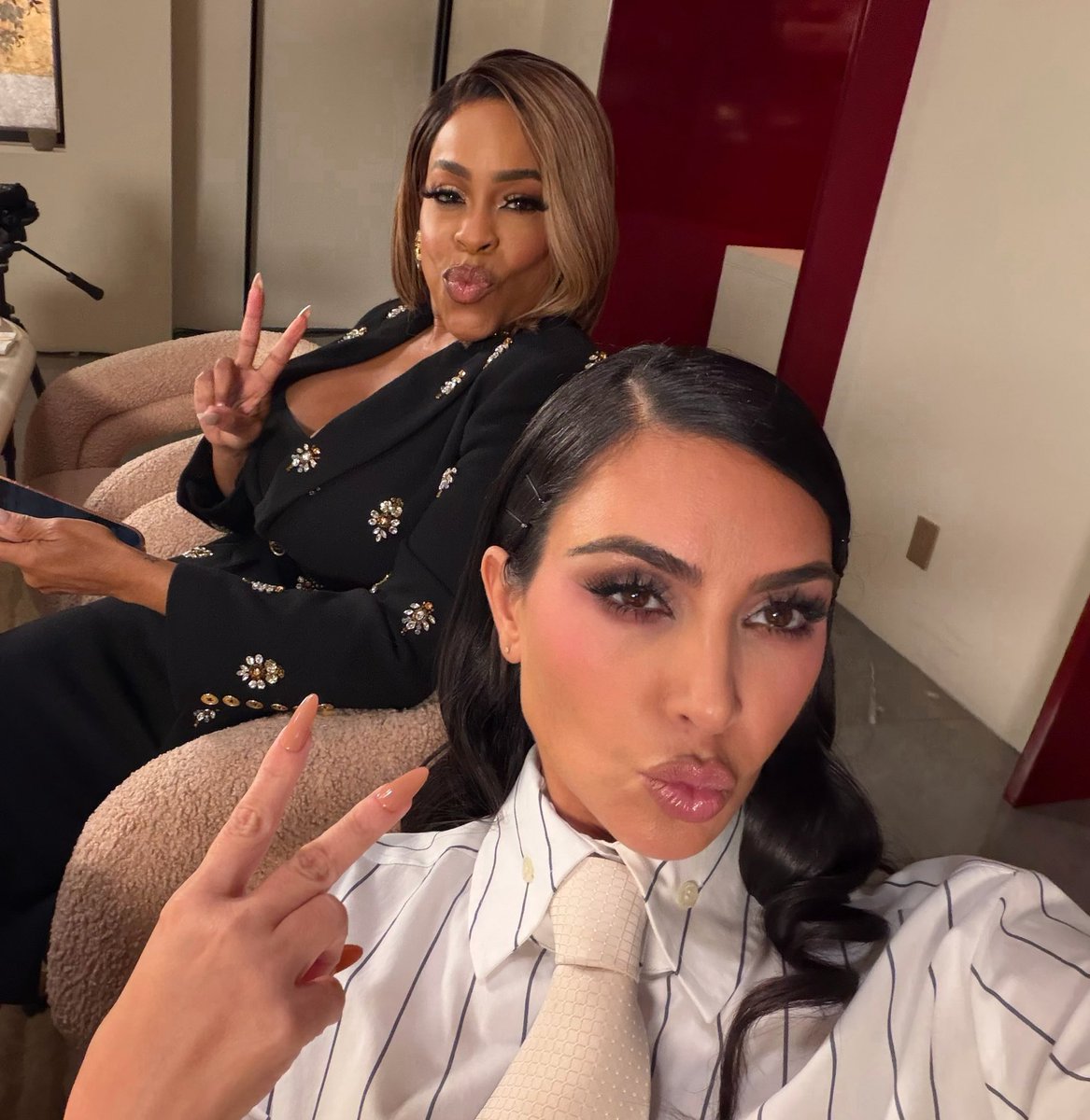 portalkardashbr's tweet photo. Novas fotos de Kim Kardashian e Nash Betts nos bastidores de #AllsFair https://t.co/OERdLUpRlm
