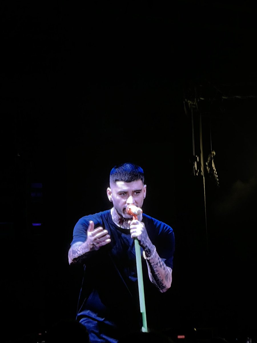 giuzita's tweet photo. zayn tava com uma roupa no começo do show

aí colocou a camiseta do flamengo 

aí vaiaram 

ai colocou uma camiseta preta… depois colocou uma do palmeiras

ai vaiaram 

agora voltou com a camiseta preta KKKKKKKKK https://t.co/FJkb5jQOY8