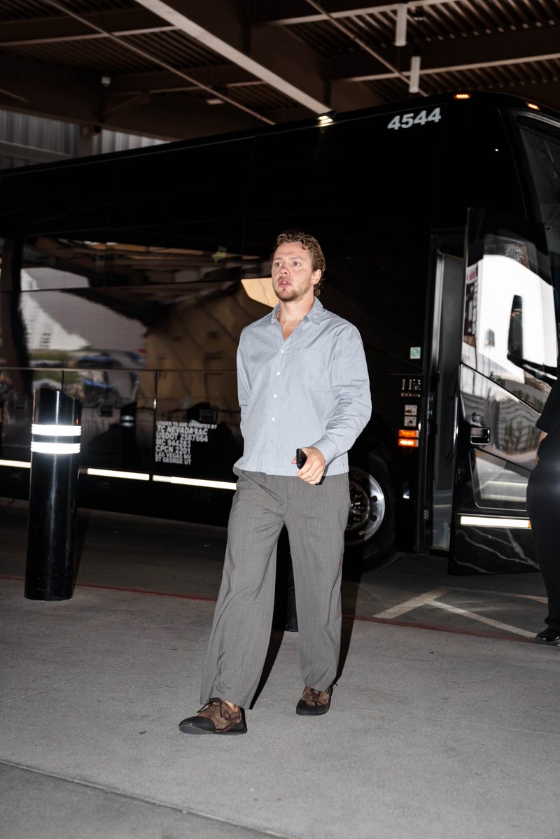 LAKings's tweet photo. Saturday Night Hockey 🔜 https://t.co/lN9ovxURNi
