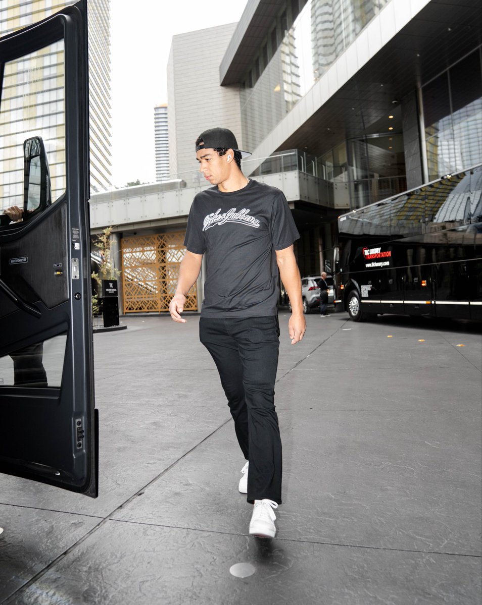 LAKings's tweet photo. Saturday Night Hockey 🔜 https://t.co/lN9ovxURNi