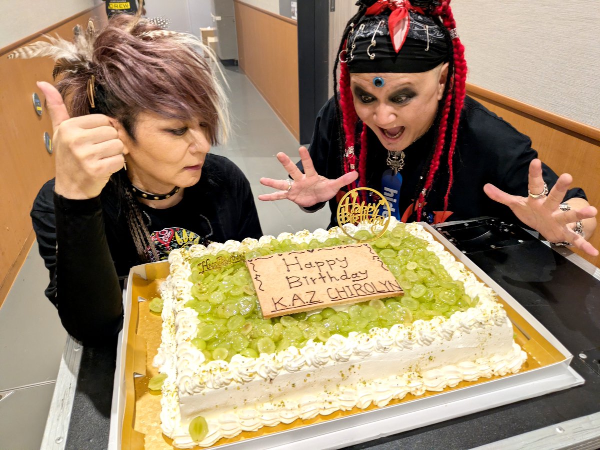 Pukapyu's tweet photo. Happy Birthday Kaz❣️⤴️🎂🎊🎁✨💓いつまでも男前なロックギター宜しくね〜💘🎸

このケーキばり美味かった😋 https://t.co/lDFyRR9gp3