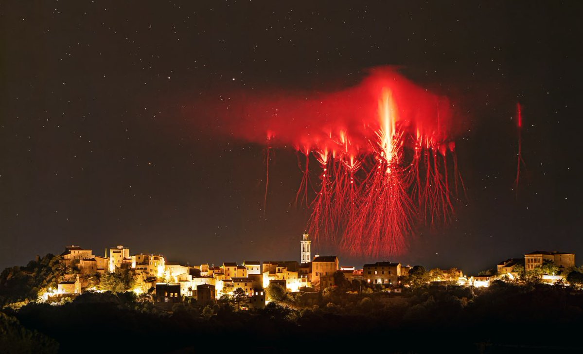 RoaaWarStudies's tweet photo. تم رصد ظاهرة "العفاريت الحمراء" (Red Sprites) شديدة السطوع فوق جزيرة كورسيكا الفرنسية.

وهي نوع نادر من البرق يحدث على ارتفاعات شاهقة فوق سحب العواصف، ولا تدوم الظاهرة سوى بضعة أجزاء من الألف من الثانية.

ويمكن أن يصل قطر هذه الظاهرة إلى 100 كيلومتر، مع امتداد "مجسات" منها لمسافة تصل إلى 60 كيلومتراً.
