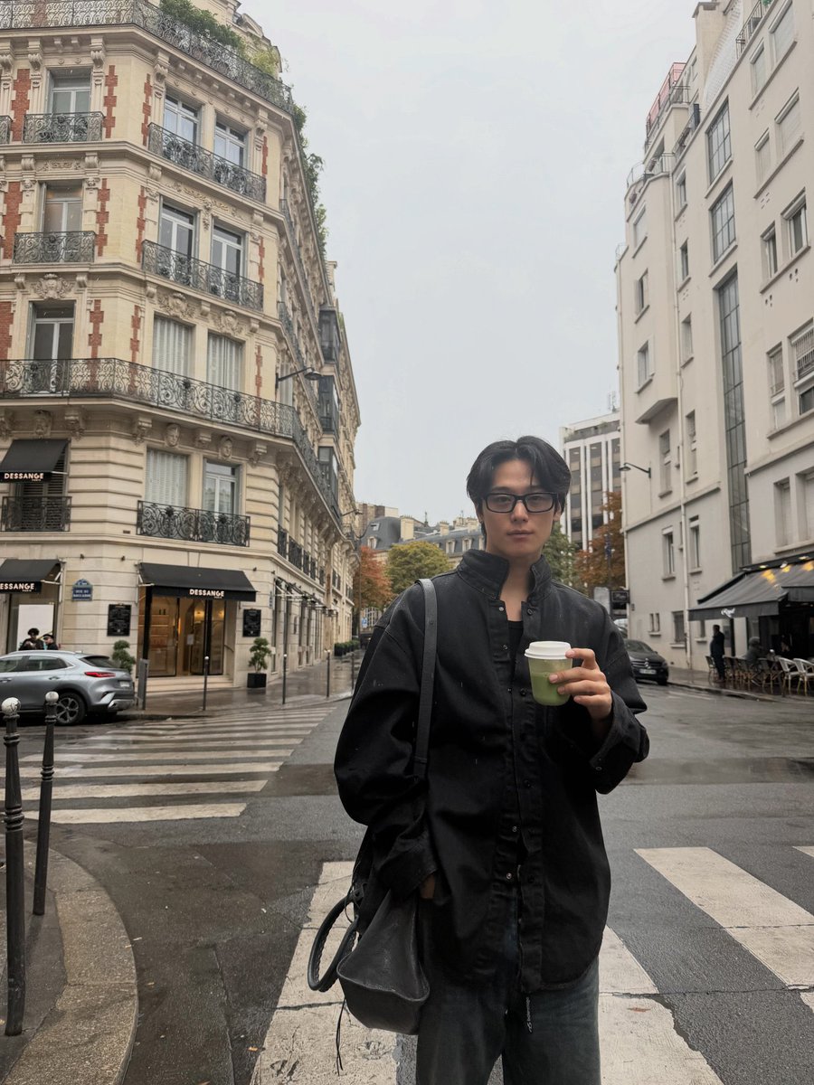 alcgroxs's tweet photo. A rainy morning feels even cozier with a matcha latte in hand. https://t.co/dGud3BnxKy