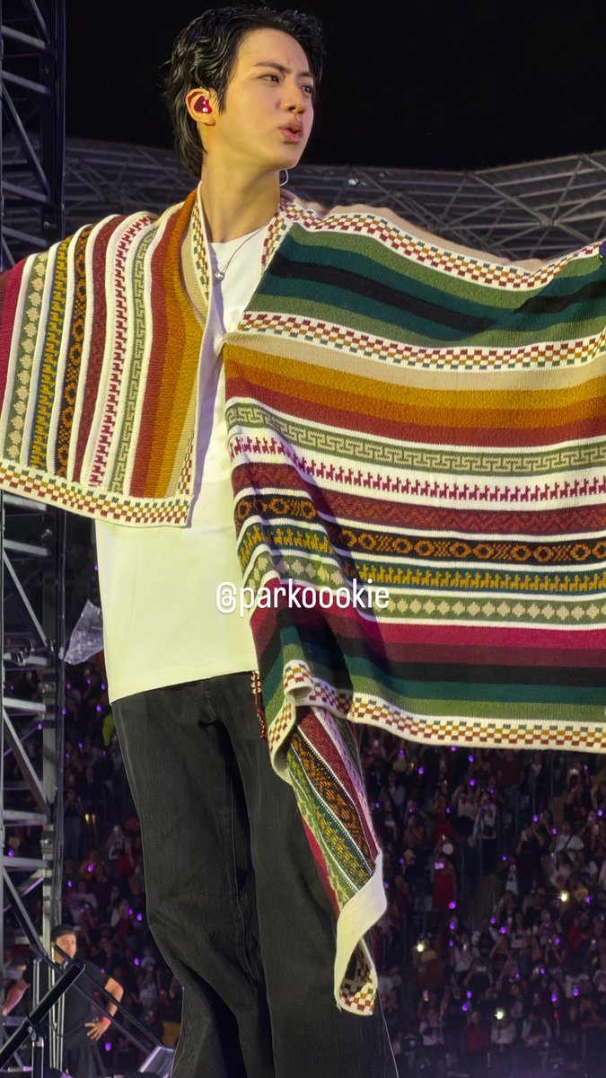 parkoookie's tweet photo. Jin con poncho dénmelo siempre 🥰 https://t.co/2O9b3APhWC