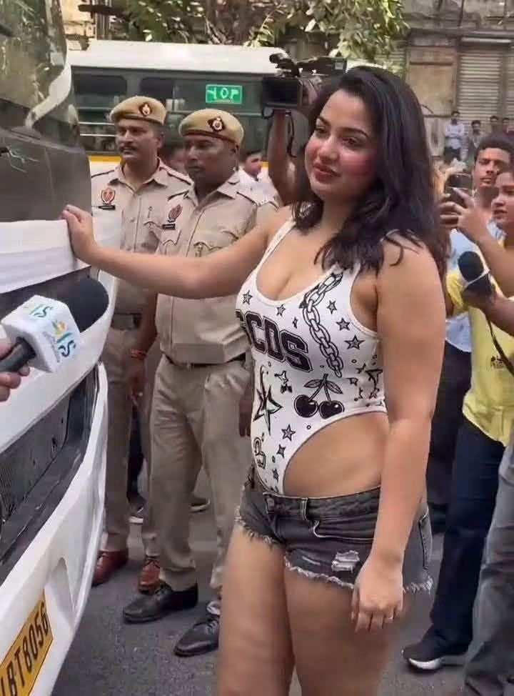 BharatR74239432's tweet photo. इन्होंने बार बाला से शिक्षा ली होगी या कहें तो चमचों की राजमाता से 😄🤣

जंतर-मंतर तो अंग प्रदर्शन केंद्र बन गया है 😝 https://t.co/geozFpMyfv