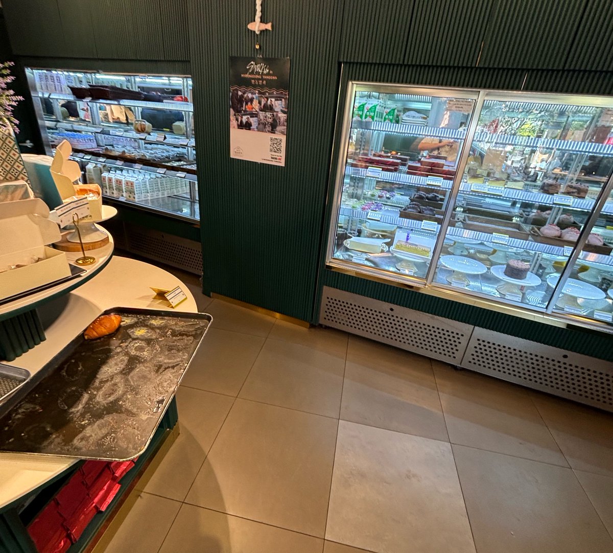 109Loam's tweet photo. トリッカルで知ってはいたけどガチでパン屋にケーキ置いてるのね https://t.co/gEZm81VPgF