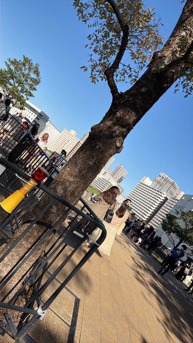 uuumiiitori's tweet photo. @ru_ru_ru_tsu 少し移動いたしまして、物販入り口を正面に見て左側の通路の脇におります https://t.co/IIsU1oZtyv