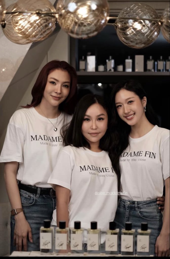 loveforFaye14's tweet photo. Second time Madame fin is working with Faye and with FayeAtom without any fuss about it. She is such a lovely person. May Faye have a lot of Madame to work with who would love her and her princess 🙏🏽 

Can’t wait to see them today and to see Faye walk the runway 🔥

#FayeAtom https://t.co/QSUFDNiIBn