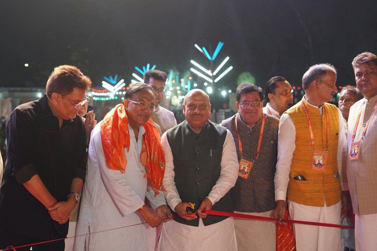 Gupta_vijender's tweet photo. पश्चिम विहार में श्री रामलीला कमेटी द्वारा आयोजित रामलीला का दीप प्रज्वलित कर शुभारंभ किया।

रामलीला प्रभु श्रीराम जी के आदर्शों, मर्यादा, सत्य और धर्म के मार्ग को जन-जन तक पहुँचाने का सशक्त माध्यम है।

जय श्रीराम! https://t.co/PUjt6TtZsJ