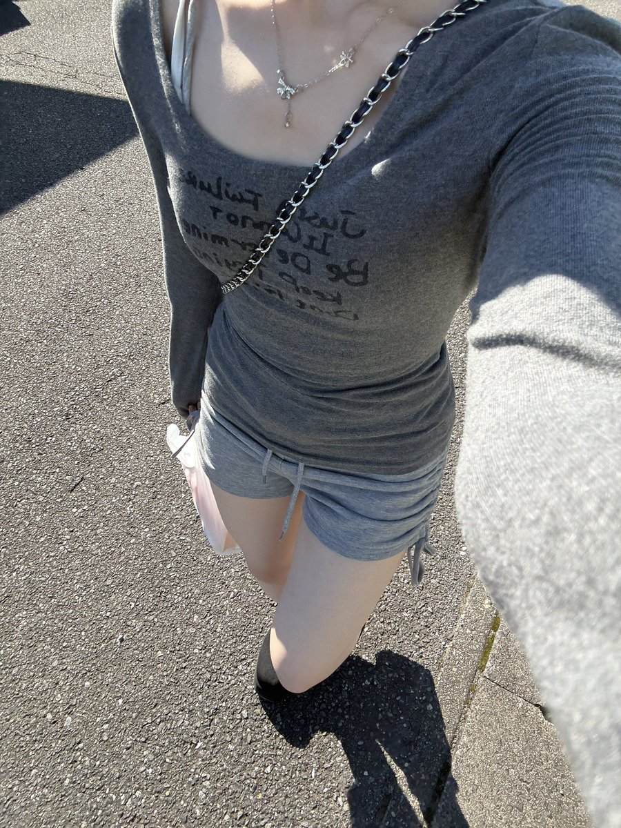 rrnrisn's tweet photo. せっかく可愛い服着たのに顔が終わっているため、人権は無 https://t.co/dsXYEtPuxP