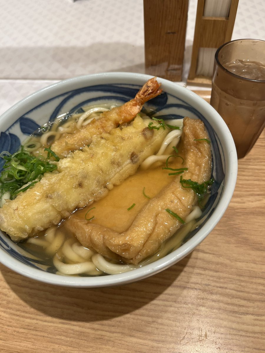 C86numuefN43307's tweet photo. 面接終わって、お昼食べてないので死にかけながら行きつけのうどん屋さんに
きつねうどんにえび天とちくわ天トッピング❤️❤️
出汁がうめぇ🥹
きつねうどん大好き過ぎてきつねになっちゃいそう☺️
採用なったから頑張らないと！！ https://t.co/6DEinGOis2