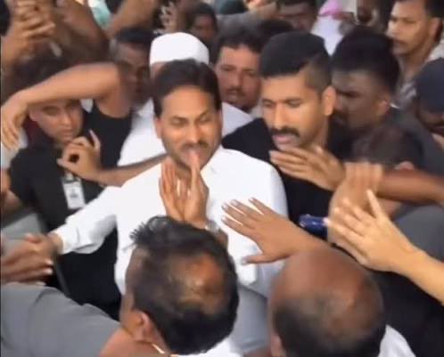 Yellow_Hamas's tweet photo. @MyNameisRDX @TeluguScribe 🤣 https://t.co/S7oxgnbwbq
