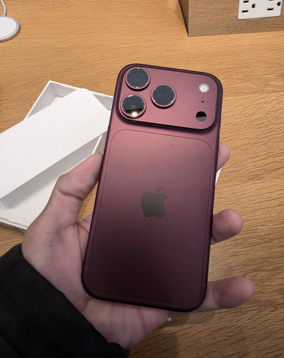 NYPens's tweet photo. Let’s be fucking real. Half the people riding for iPhone have never even touched a Samsung flagship. Y’all just love that Apple logo and them blue bubbles like Apple is paying your damn bills.

So tell me, what the fuck does iPhone actually do better than Samsung? I’ll wait. https://t.co/3p36Y4XYO2