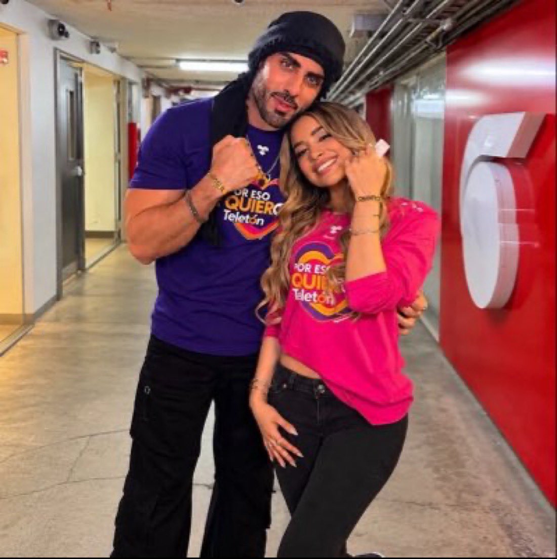 leportadeA2's tweet photo. Si no hubiera sido por todas las jaladas que dijo en su tour de medios, la salida del reality de @Masad_Altamimi habría sido relevante únicamente para sus fionas. 😂

como es el apestado por todo lo anterior… ahora se cuelga de #BriandaDeyanara @DeyanaraBrianda que SÍ había construido un fandom durante estas semanas en #LaCasaDeLosFamososMéxico4 

👀Vean qué feliz al manipulador…logró que lo defendieran y que Brianda absorbiera la funa que otros fandoms tenían contra él🤡

Ojalá las fans que quedan de Brianda y las leonas de Masad la apoyen ahora que perdió respaldo, porque hoy quedó claro que ni una tendencia logró subir. 

Que tu papel de víctima te lo crea tptm Masad
