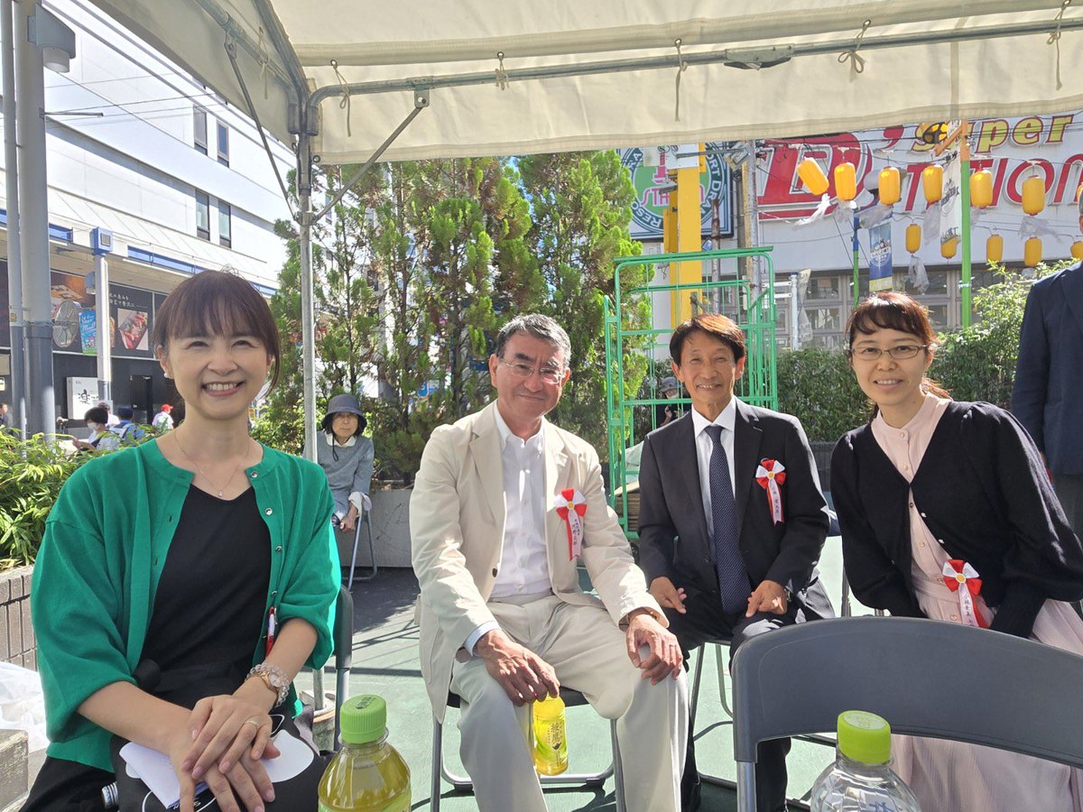 konotarogomame's tweet photo. 平塚囲碁まつりにて。
左から吉原由香里六段、河野太郎XX、小林覚九段、小林泉美七段。
平塚囲碁まつり名物千面打ち。 https://t.co/4xqRz7rz5H
