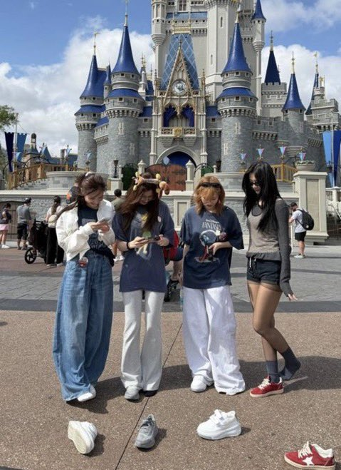 fuyuyasumiminai's tweet photo. ディズニーランドで目撃されたTWICEさんたち
なんで靴脱いでるのかと思ったらそういうことかwww https://t.co/0MWEKWkalH