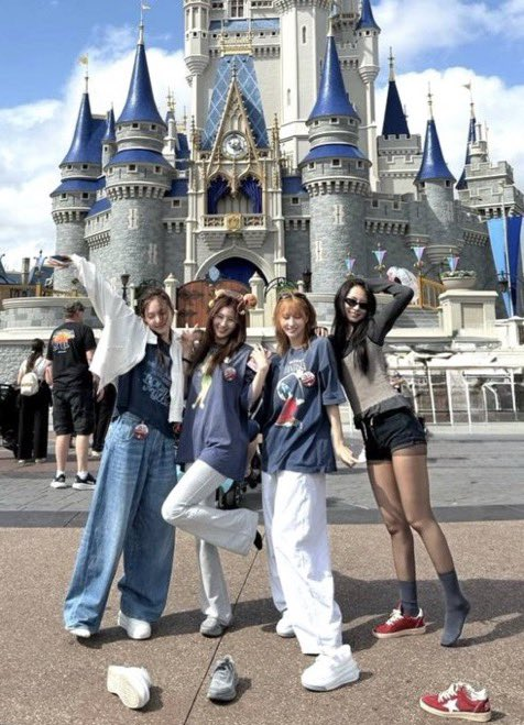 fuyuyasumiminai's tweet photo. ディズニーランドで目撃されたTWICEさんたち
なんで靴脱いでるのかと思ったらそういうことかwww https://t.co/0MWEKWkalH