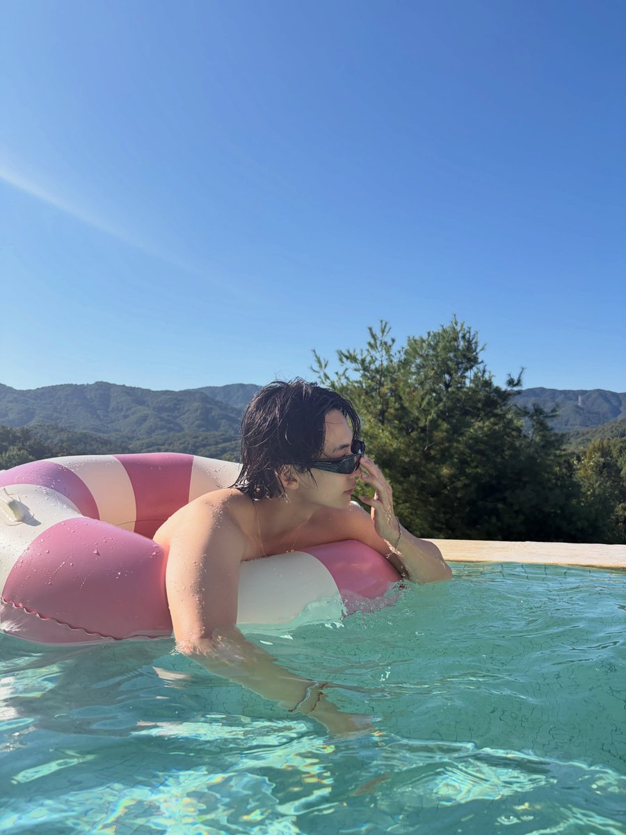 haniwadda's tweet photo. CRAZY CRAZY CRAZY YOON JEONGHAN😭😭😭😭 can’t believe i’ve been stanning jeonghan for 13 years and have reached the point where he’s confident enough to show off his body (though not fully) and even intentionally take photos like that when he said he doesn’t even like swimming pools 😭😭😭😭😭😭