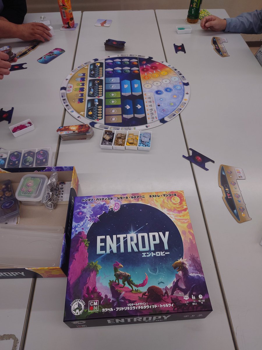 AnalogueGameMGC's tweet photo. 持ち込みのゲーム！
エントロピーを準備中です

#ボードゲーム　#エントロピー https://t.co/IrIMjerUnR