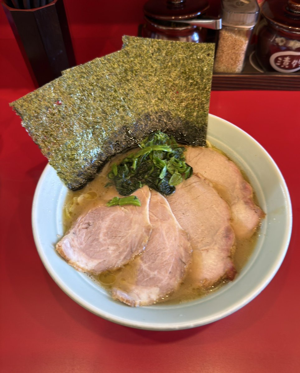 Atsushi_ramen's tweet photo. たま家
東京都多摩市愛宕

ラーメン並
MIXチャーシュー4枚（煮豚2枚・燻製2枚）

今日は夕方まで時間が空いていたので、約3年ぶりにたま家で朝ラー

2002年創業、本牧家姉妹店として知られる老舗
お好みは特に聞かれず

スープはクラシック家系らしいバランス型ながら、どこか独特の風味も感じる味わい
豚骨と醤油のバランスが良く、昔ながらの家系の良さを感じる一杯です

麺はおなじみの酒井製麺
卓上には王道家の刻み生姜も置いてありました

今回は煮豚と燻製が2枚ずつのMIXチャーシューにしましたが、個人的にはこのスープには煮豚の方が合っている気がしました

約3年ぶりに食べましたが、美味しかったです