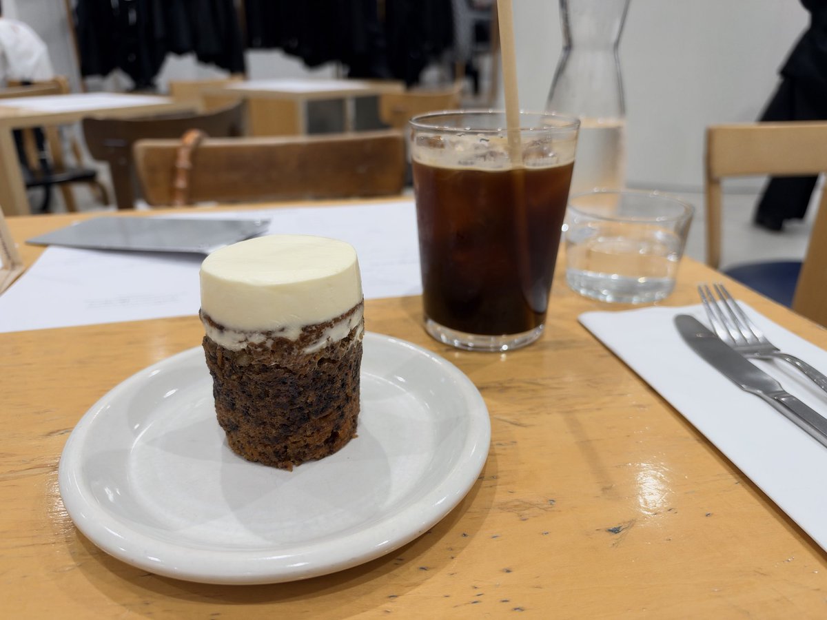 h1c7hn's tweet photo. 食べてみたかったROSE BAKERYのキャロットケーキ🥕
想像と違ってびっくりしたけど、かなり高さがあって満足感がすごい😌 https://t.co/2FzyE6Qb8t