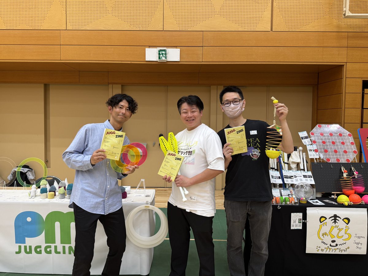 pmjuggling's tweet photo. ジャグリング道具メーカー3人の座談会が載った『JUGGZINE2026』が届きました！

JJFの展示ブースで試し読みできます📗 https://t.co/PJkDgHyDUP