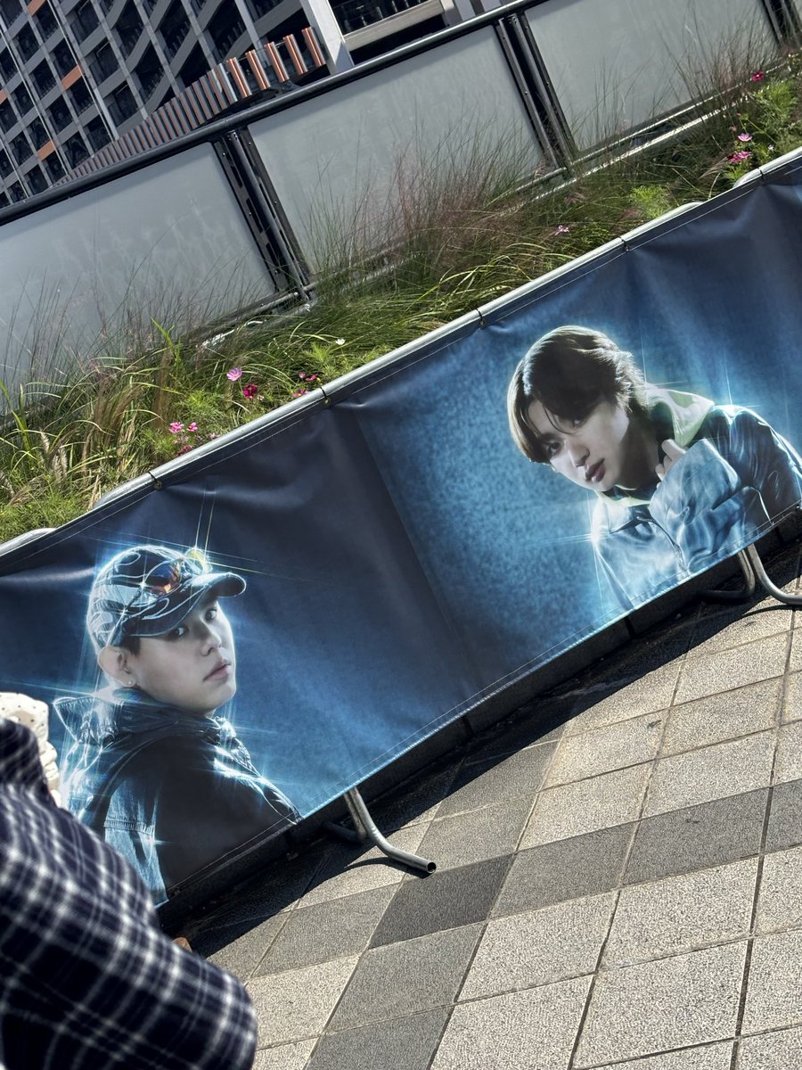 akimaru5885's tweet photo. 昨日の余韻にまだ浸ってる。
12日の配信買う予定。
電波が悪すぎて泣きそうなってたけど、無事姪っ子と合流できて良かった。
#bmsg #bmsg fes https://t.co/kAELP42lA2