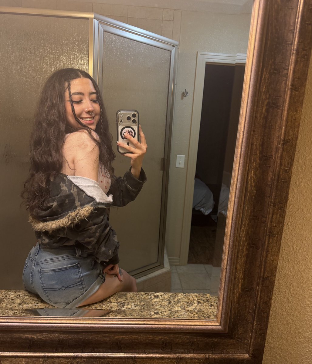 skyewhois's tweet photo. sorry got distracted by how I looked cute in the mirror 💋 https://t.co/D0Rdo6B1JB